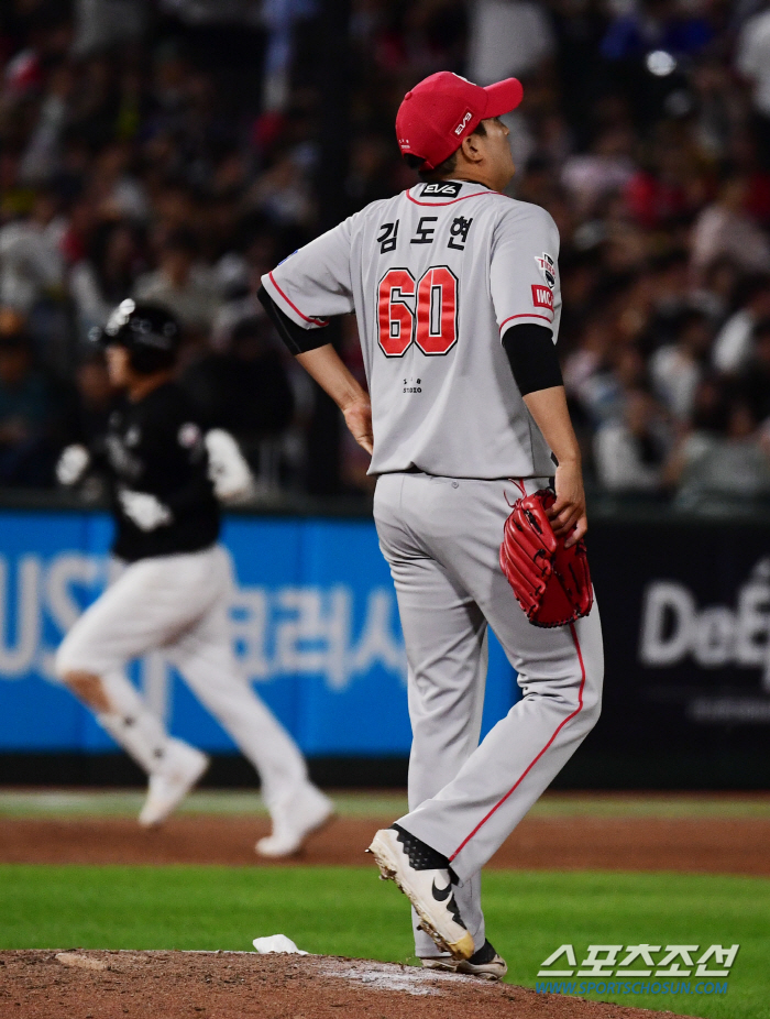 '5 innings of self-imposed win' Is that the pitcher? 'Ball ball ball ball ball' 'Shocking throw with 73 pitches and 6 runs in 1.1 innings