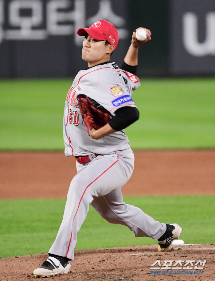 '5 innings of self-imposed win' Is that the pitcher? 'Ball ball ball ball ball' 'Shocking throw with 73 pitches and 6 runs in 1.1 innings