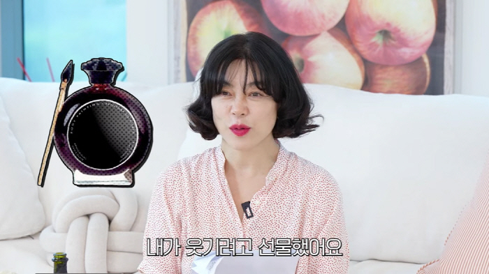 Choi Hwa-jung and Kim Young-cheol gave me chocolate...'I gave it to make you laugh'(It's Choi Hwa-jung) 