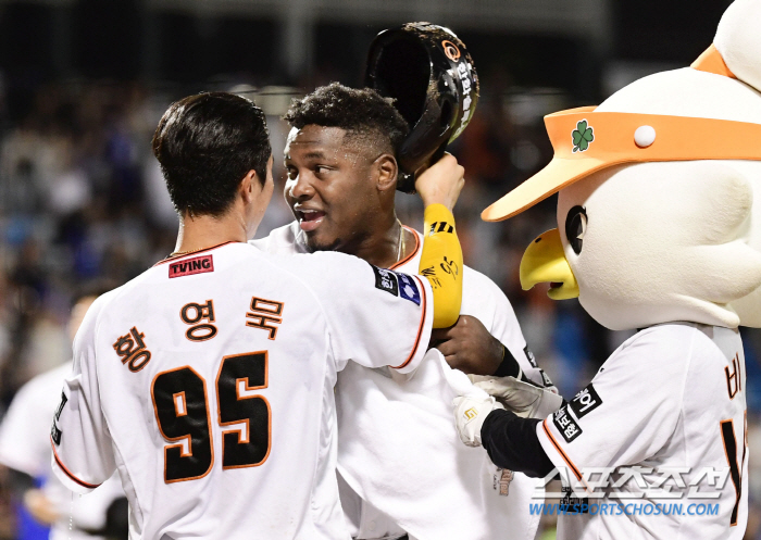 Hanwha baseball is 'Starting from the 8th inning', as the fans wished, the tie and reversal after two outs, and a thrilling victory