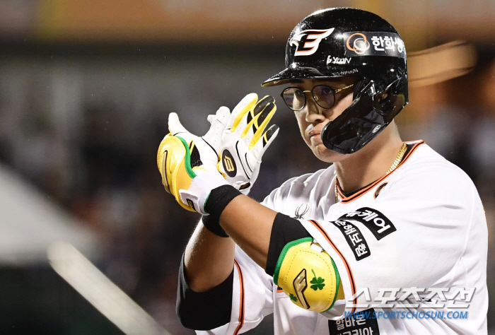 Hanwha baseball is 'Starting from the 8th inning', as the fans wished, the tie and reversal after two outs, and a thrilling victory