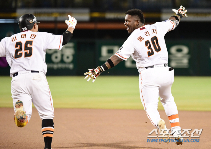 Hanwha baseball is 'Starting from the 8th inning', as the fans wished, the tie and reversal after two outs, and a thrilling victory