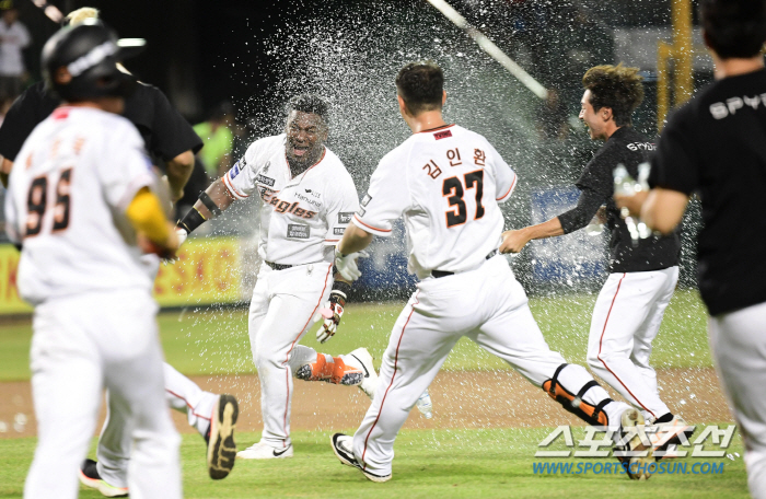 Hanwha baseball is 'Starting from the 8th inning', as the fans wished, the tie and reversal after two outs, and a thrilling victory