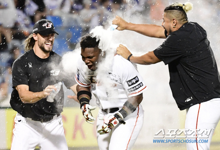 Hanwha baseball is 'Starting from the 8th inning', as the fans wished, the tie and reversal after two outs, and a thrilling victory