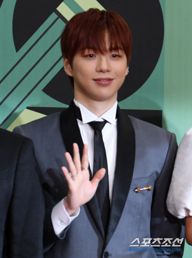 Kang Daniel Signs with ARA