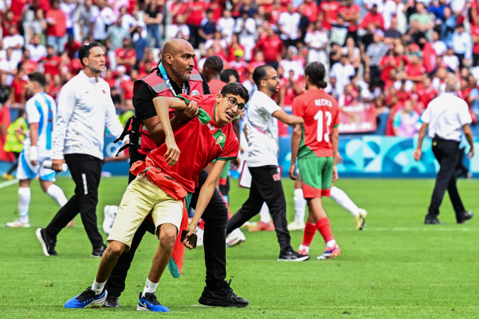 'Even the innocent Messi is angry.'' Suspended for 2 hours due to crowd intrusion  water bottle throwing → Cancelled due to Argentine goal VAR → Lost to Morocco