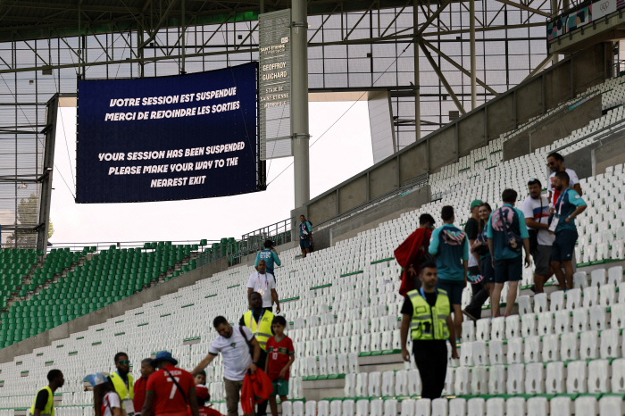 'Even the innocent Messi is angry.'' Suspended for 2 hours due to crowd intrusion  water bottle throwing → Cancelled due to Argentine goal VAR → Lost to Morocco