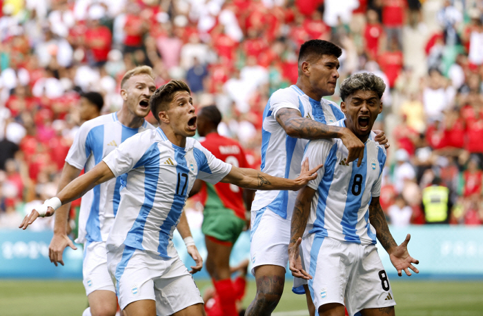 'Even the innocent Messi is angry.'' Suspended for 2 hours due to crowd intrusion  water bottle throwing → Cancelled due to Argentine goal VAR → Lost to Morocco