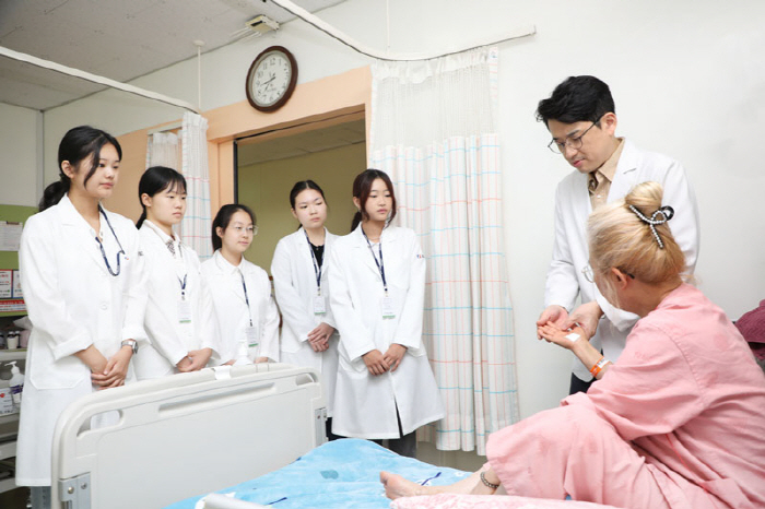 Himchan Hospital '15th Youth Summer Internship Program' Completion