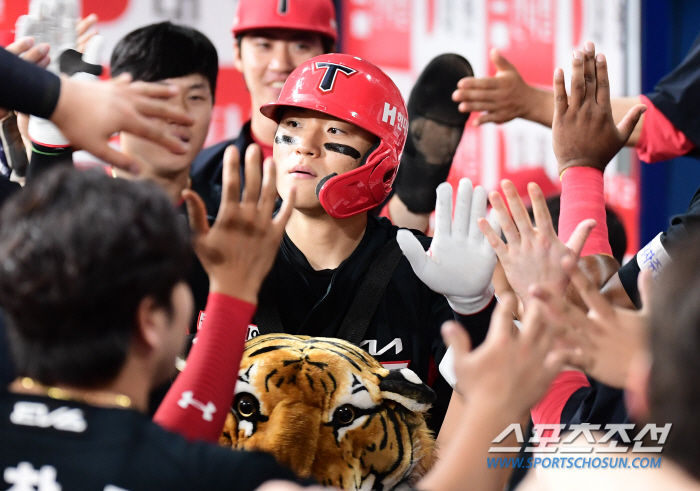 'There are 3 left now' Kim Do-young is on the verge of joining the 30-30 club for the season's 27th two-run shot'Youngest'