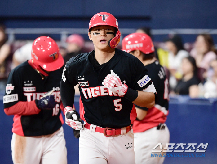 'There are 3 left now' Kim Do-young is on the verge of joining the 30-30 club for the season's 27th two-run shot'Youngest'