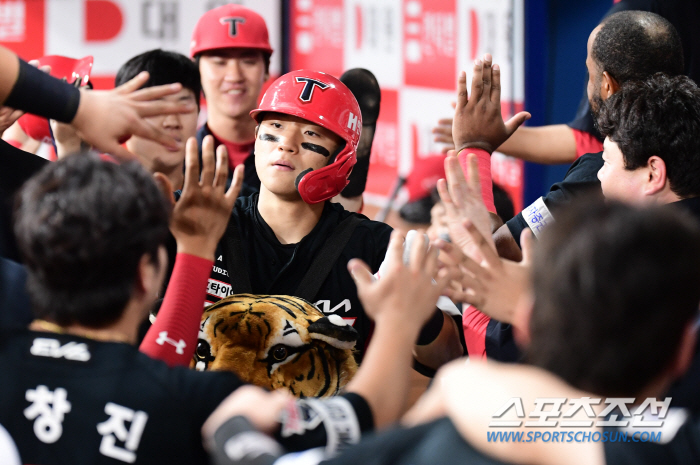 'There are 3 left now' Kim Do-young is on the verge of joining the 30-30 club for the season's 27th two-run shot'Youngest'