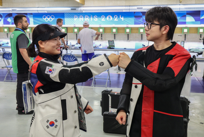 'Awesome Start' Paris' first medal came out! Park Ha-joon-Joo Geum-hyun, Shooting Mixed Air Rifle 'Secure Silver Medal'!