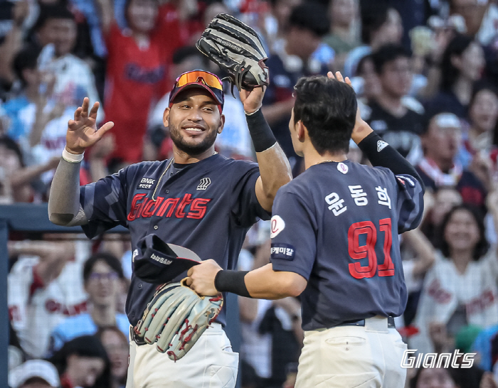 Escape from hell for 5 consecutive years! 'Banz 7 innings of hard pitching → Na Seung-yeop Son Ho-young 5 RBIs joint venture' Complete the winning formula Lotte caught NC and saved the fall baseball 'Hope'
