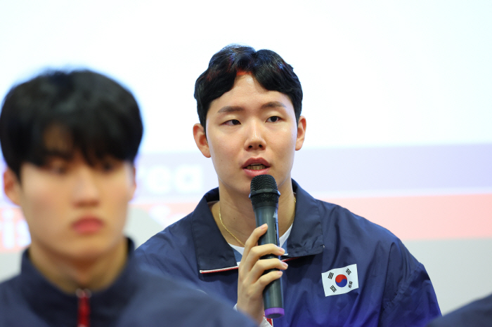  'First step toward the medal, it was cheerful' Chae Yoo-jung and Seo Seung-jae Badminton Mixed Doubles Group, overpowered in 30 minutes of the first round