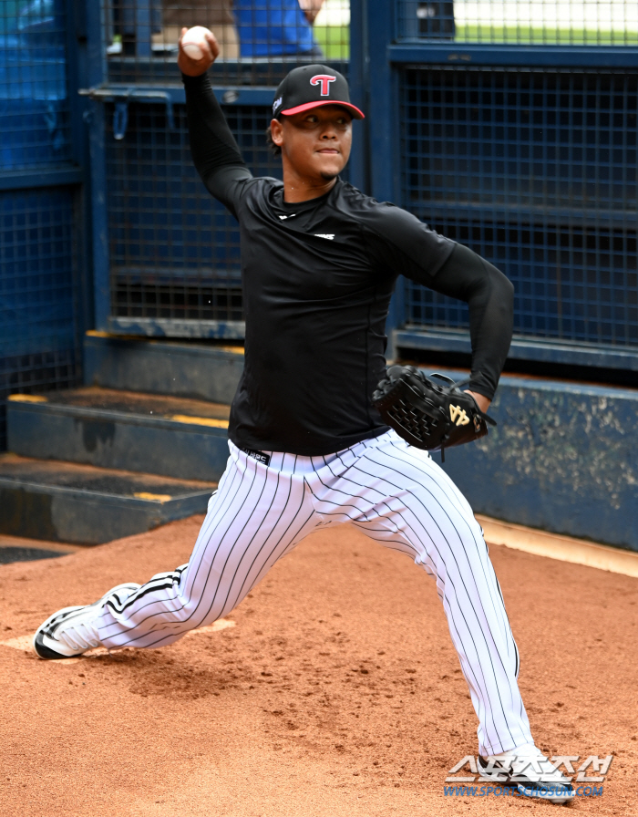 Will you let me forget about the passion explosion in the heavy rain, the bullpen pitching of LG's new foreigner Hernandez?