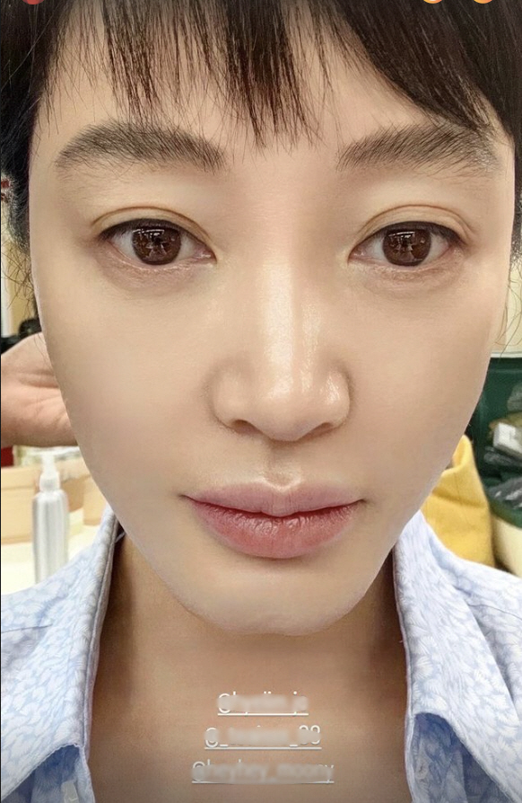 Kim Hye-soo, are you really in your 50s...Close-up selfie singing 'Transparent skin'