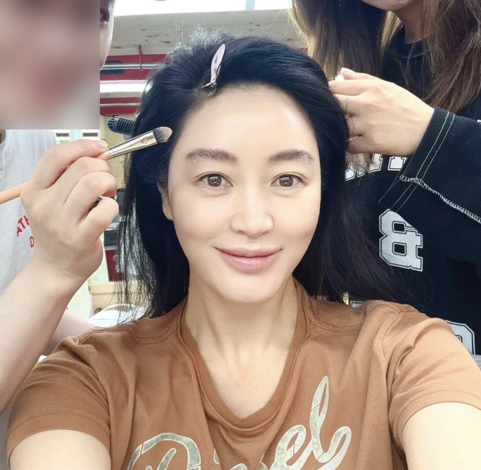 Kim Hye-soo, are you really in your 50s...Close-up selfie singing 'Transparent skin'