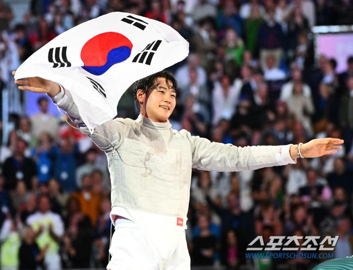 Fencer Oh Sang-uk Wins Korea's First Gold at 2024 Paris Olympics