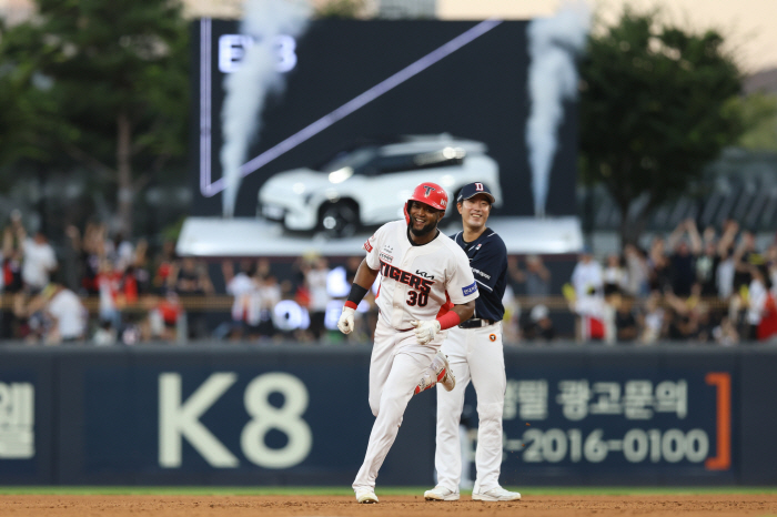 It's the second time since the opening, but I couldn't laugh'Limited record of 21st century games & 10 wins for 2 consecutive years' Doosan overpowered KIA'Escaped 4 consecutive losses' 