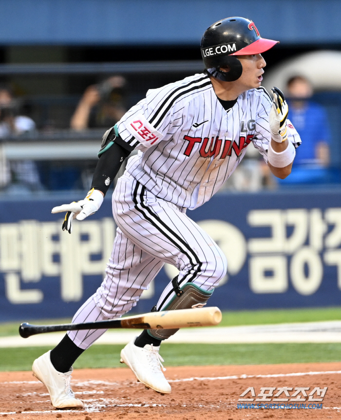 '17 Hit Mega Twin Spoiler Explosion''Samsung Killer'Son Joo-young won eight games and LG succeeded in an 11-5 rebound. He's chasing KIA. Kang Min-ho's 3G consecutive shots, 11 home runs in July