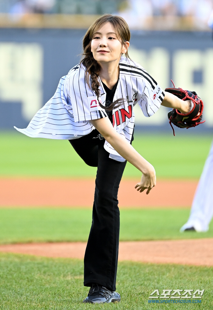 '17 Hit Mega Twin Spoiler Explosion''Samsung Killer'Son Joo-young won eight games and LG succeeded in an 11-5 rebound. He's chasing KIA. Kang Min-ho's 3G consecutive shots, 11 home runs in July