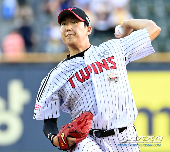 '17 Hit Mega Twin Spoiler Explosion''Samsung Killer'Son Joo-young won eight games and LG succeeded in an 11-5 rebound. He's chasing KIA. Kang Min-ho's 3G consecutive shots, 11 home runs in July