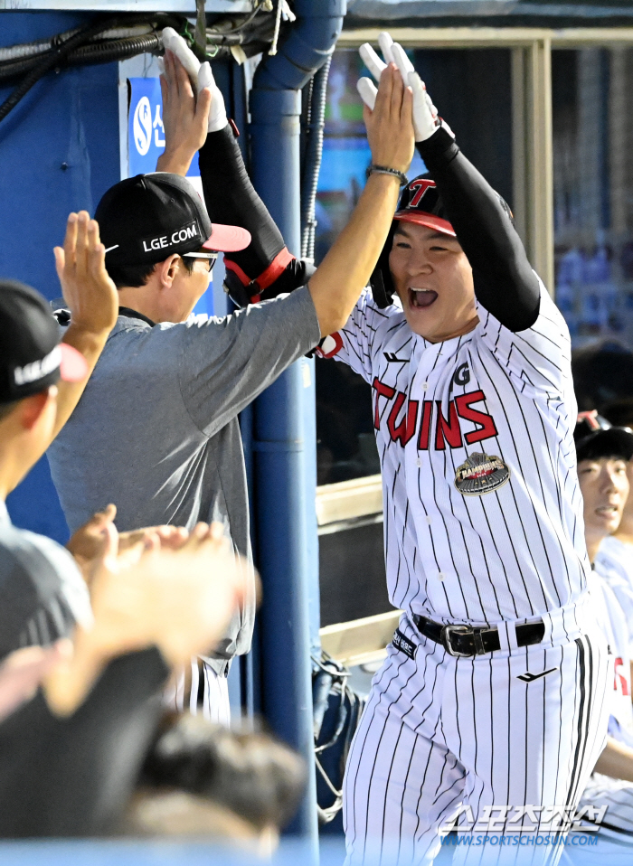 '17 Hit Mega Twin Spoiler Explosion''Samsung Killer'Son Joo-young won eight games and LG succeeded in an 11-5 rebound. He's chasing KIA. Kang Min-ho's 3G consecutive shots, 11 home runs in July