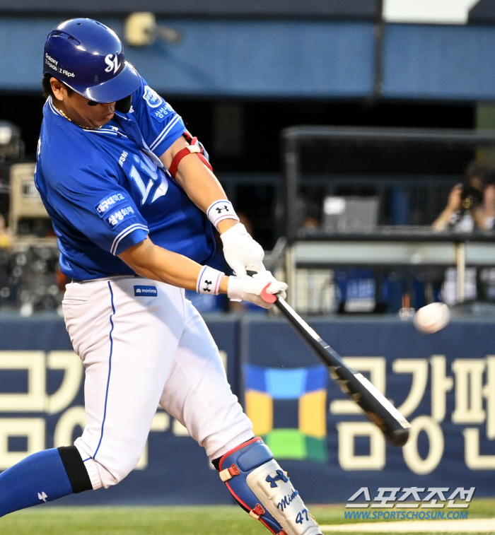 '17 Hit Mega Twin Spoiler Explosion''Samsung Killer'Son Joo-young won eight games and LG succeeded in an 11-5 rebound. He's chasing KIA. Kang Min-ho's 3G consecutive shots, 11 home runs in July