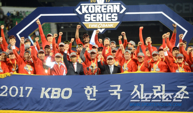 If done well, KBO history will change. On the day when Park Byung-ho and KIA laughed, will the last 'Big Deal' be achieved
