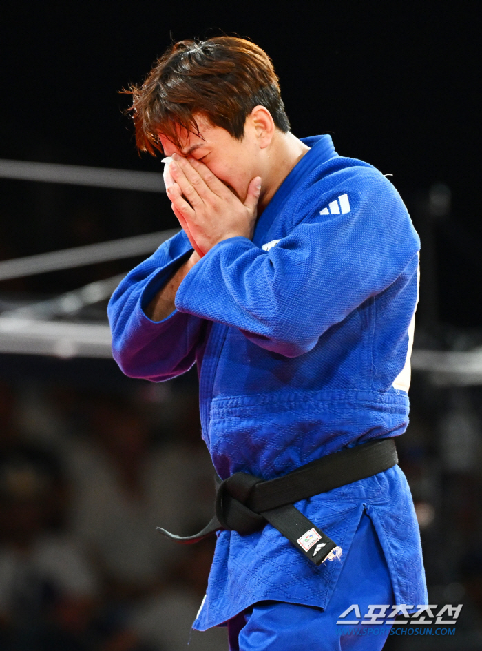 Lee Jun-hwan, who was defeated by his enemy, sobbed after beating the world's No. 1 player and confirming the bronze medal