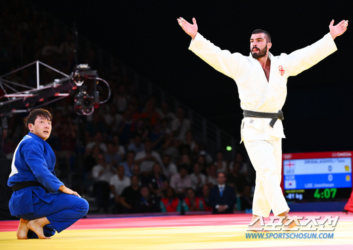 Lee Jun-hwan, who was defeated by his enemy, sobbed after beating the world's No. 1 player and confirming the bronze medal