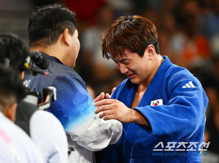 Lee Jun-hwan, who was defeated by his enemy, sobbed after beating the world's No. 1 player and confirming the bronze medal