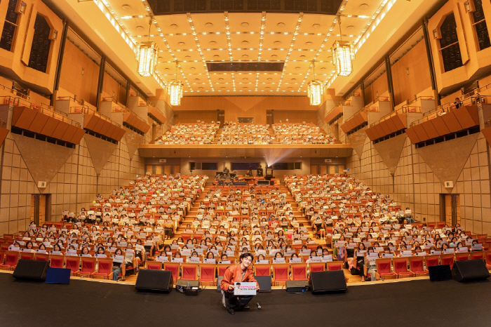 Kwak Dong-yeon Charms Fans at Japanese Fan Meeting