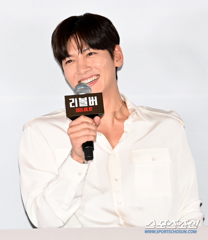  Ji Changwook, a cool smile
