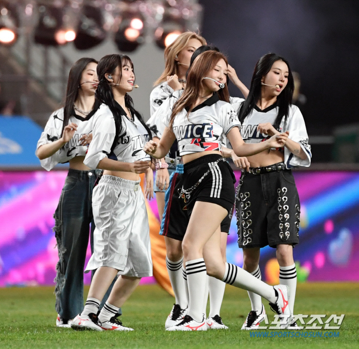  TWICE's 'Great performance with soccer boots'