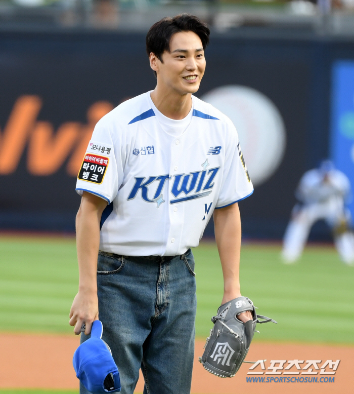  Lee Taehwan 'A warm smile'