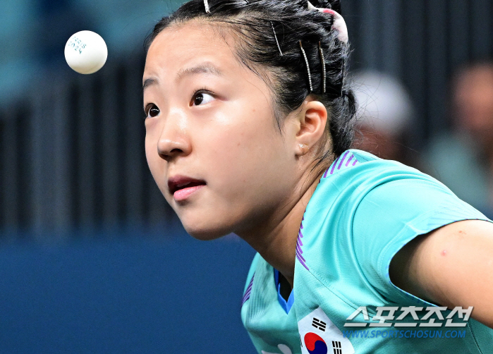 Shin Yu-bin, who didn't even take it out after putting it in his mixed bronze bag, has two wins left until the singles medal 