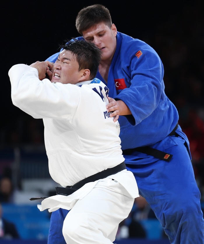 'We can see the heaviest medal in 40 years'Kyudo 100kg or more Kim Min-jong advanced to the semifinals with a one-and-half victory march'