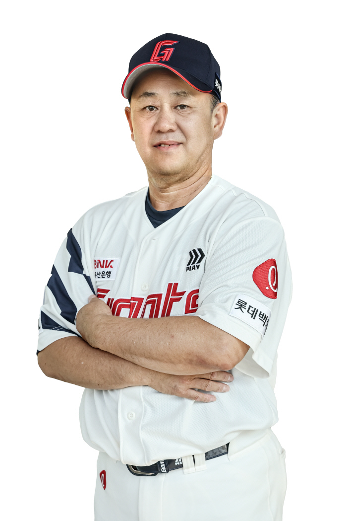 Why did Lotte and manager Kim Tae-hyung recruit a battery coach at the end of the season? 