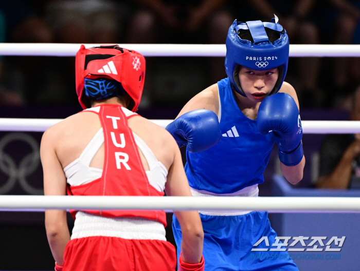 'Korea's first women's boxing medalist' Lim Ae-ji loses in the 54kg quarterfinals'Finishing with a valuable bronze medal'