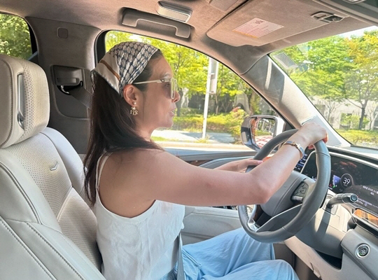  '4,000 a year for school expenses' Hyunyoung, who admitted his daughter to an international school, enjoys a vacation driving a luxury foreign car