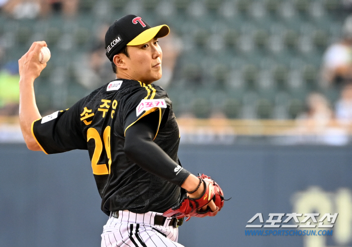 '01 → 72 → 76' 'New finish's 154km 5-out save' Doosan and LG escaped five consecutive losses. LG-Samsung-Doosan 2G Game 2nd Place Fight Rekindled