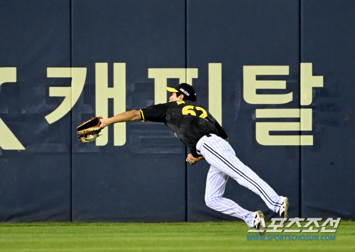 '01 → 72 → 76' 'New finish's 154km 5-out save' Doosan and LG escaped five consecutive losses. LG-Samsung-Doosan 2G Game 2nd Place Fight Rekindled