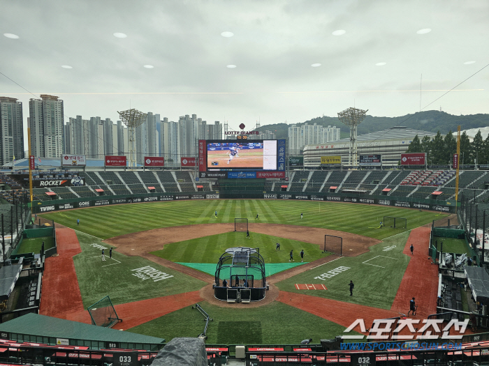 Heatwave cancellation → Heatwave → Heavy rain? Sajik, soaked in the rain, is burning in Lotte 