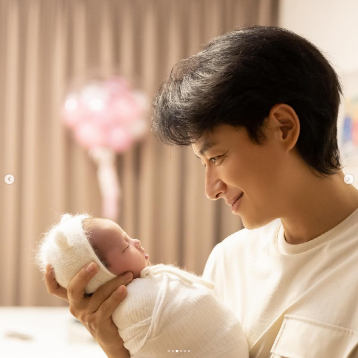 Lee Ji-hoon ♥ Daughter ♥ Aya-ne, the emotion of the first family photo 'A new life in which you two meet and form three.'