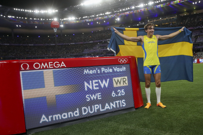  '4 jumps →金' Men's pole vault 'Absolute Powerful' Duplantis wins 2 consecutive Olympics as if practicing