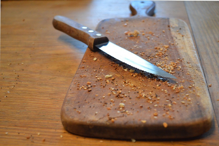 The old man who used cutting boards and chopsticks for years ended up in the hospital