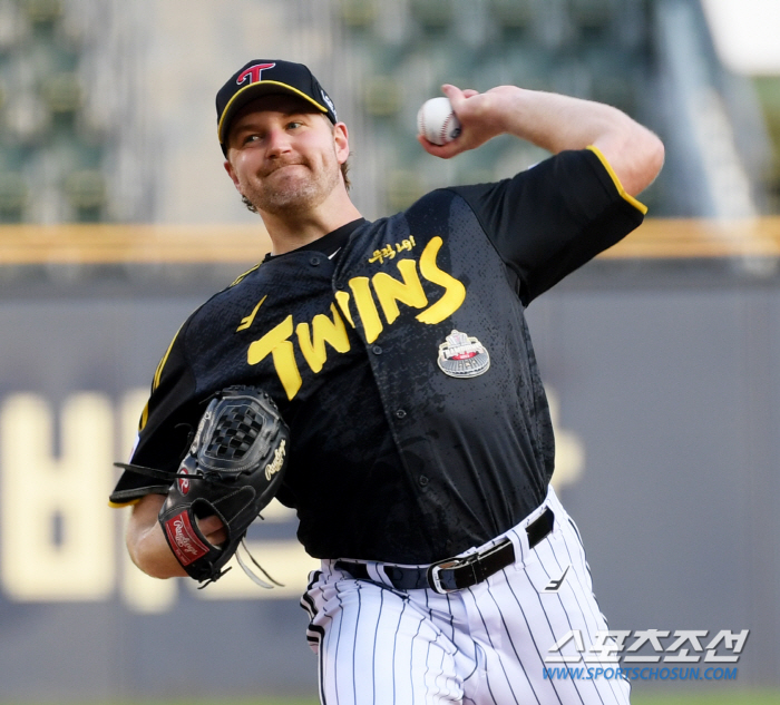 '4th consecutive LG's 3rd place drop' Yang Eui-ji's come-from-behind three-run shot Ballazovic to grab the 1st and 2nd places, and Doosan won from behind again. 2nd place Samsung and 2G chase