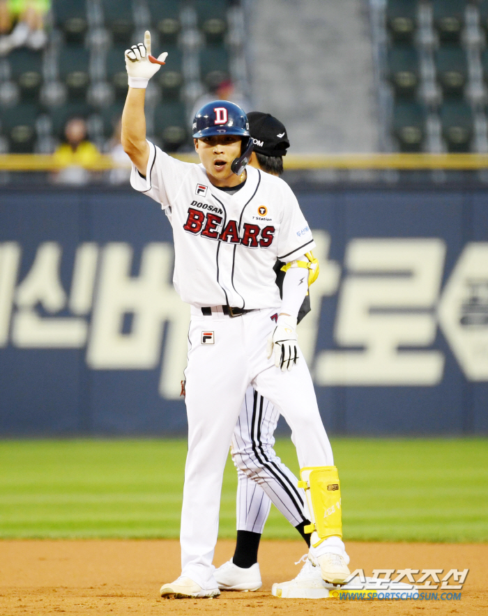 '4th consecutive LG's 3rd place drop' Yang Eui-ji's come-from-behind three-run shot Ballazovic to grab the 1st and 2nd places, and Doosan won from behind again. 2nd place Samsung and 2G chase